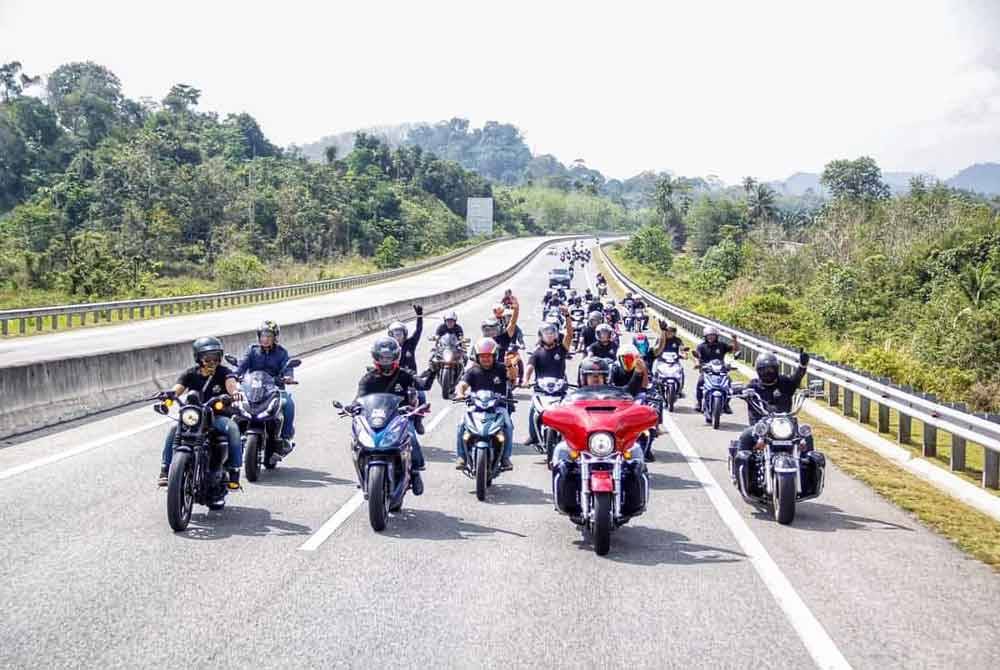 Abdul Rahman (depan, dua dari kanan) mengetuai konvoi sejauh 80 kilometer dari bandar Kuala Lipis ke Kem Sungai Relau. Foto FB Abdul Rahman