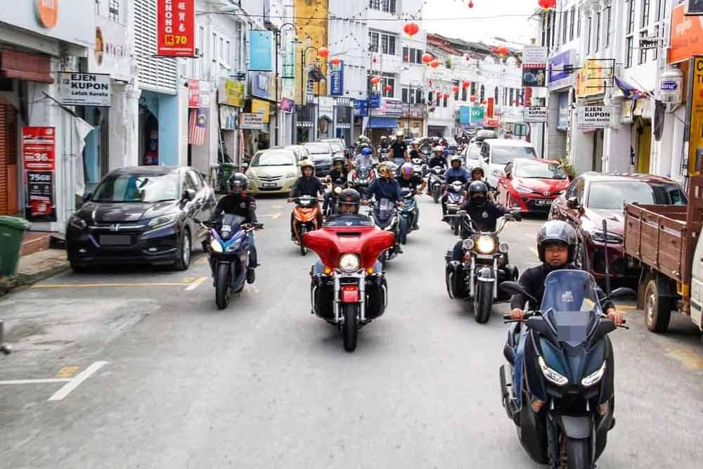 Konvoi bermula dari bandar Kuala Lipis ke Kem Sungai Relau. Foto FB Abdul Rahman