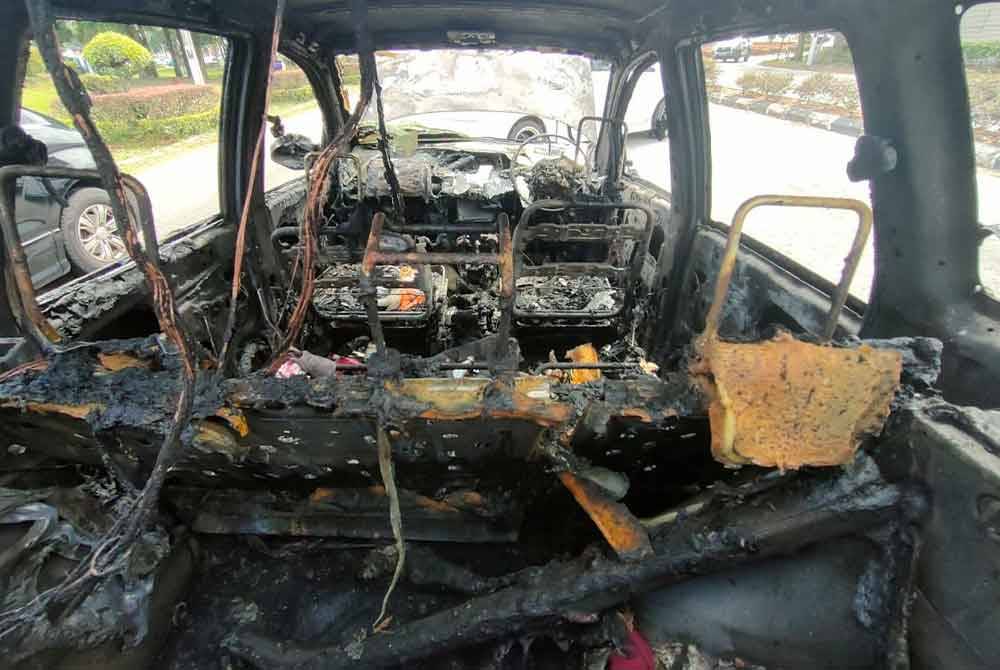 Bahagian dalam kereta yang musnah terbakar. Foto BBP Penggaram