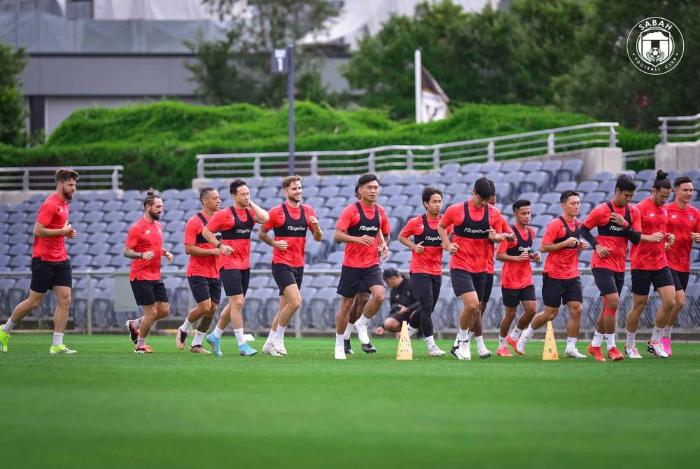 Para pemain Sabah giat menjalani latihan menjelang separuh akhir Zon ASEAN Piala AFC menentang Macarthur pada Selasa. Foto FB Sabah FC