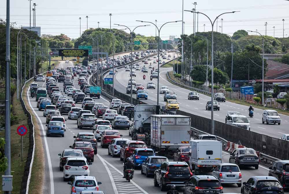 Keadaan aliran trafik di Lebuhraya Utara Selatan arah Selatan sesak berikutan orang ramai mula pulang ke ibu kota selepas bercuti sempena perayaan Tahun Baharu Cina ketika tinjauan hari ini. Foto Bernama