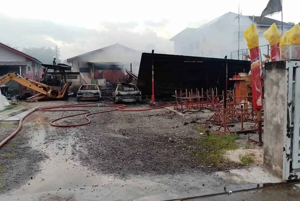 Keadaan di lokasi kejadian kebakaran yang berlaku di Kampung Baru Nilai lewat petang Isnin.