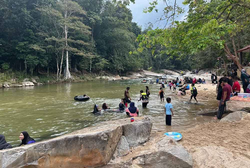 Orang ramai yang beriadah di kawasan rekreasi Lata Janggut, Jeli.