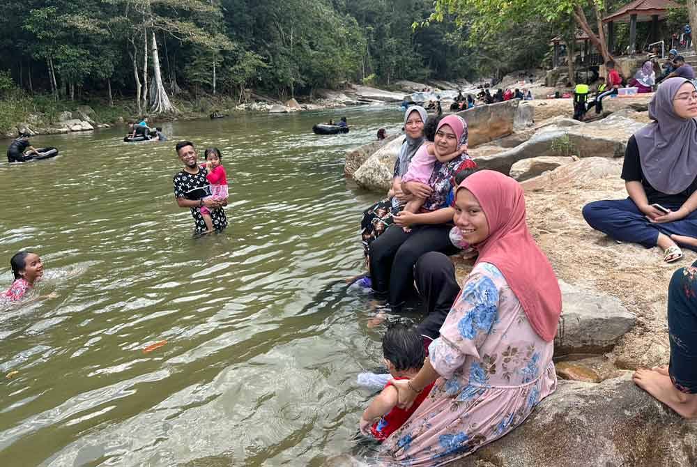 Orang ramai mandi-manda di Lata Janggut ketika musim cuti sekolah.