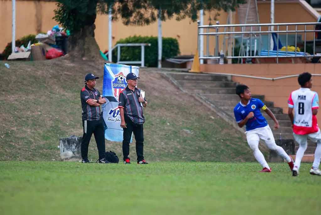 Azraai (dua kiri) dan Jasni (kiri) semasa pemilihan pemain di bawah program TNSM pada tahun lalu.