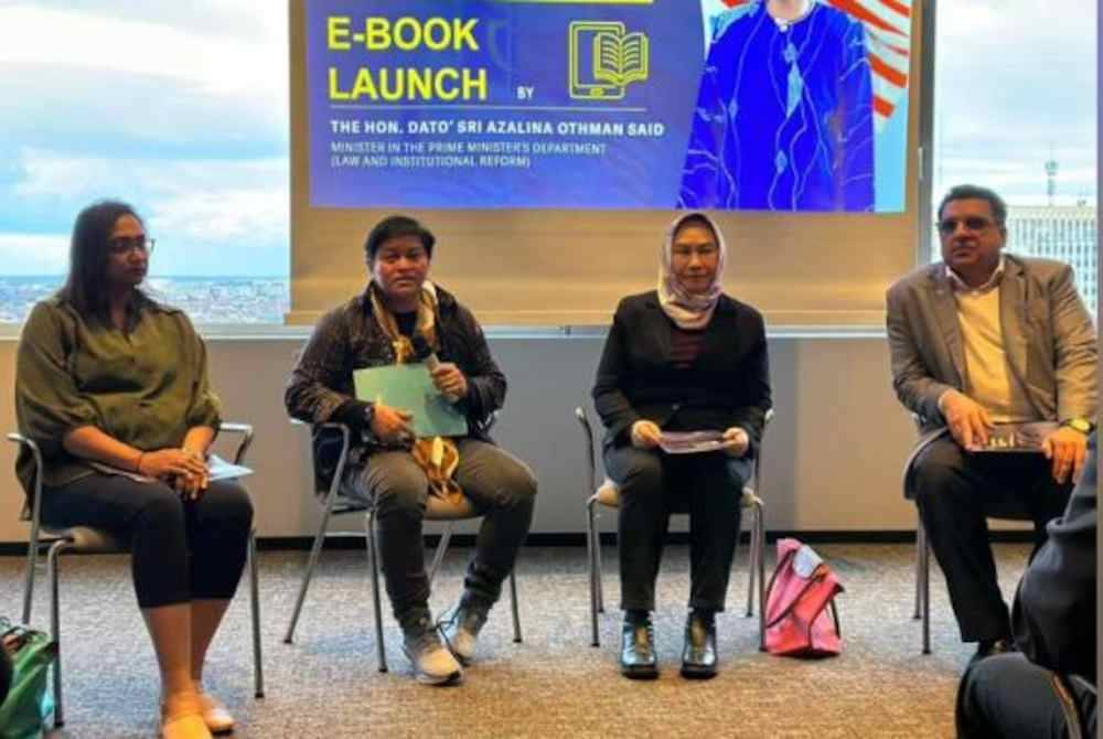 Azalina (dua dari kiri) pada majlis pelancaran buku elektronik (e-buku) 'Sulu Fraud vs. Malaysia's Truth' di Brussels, Belgium. - Foto Facebook Azalina Othman Said