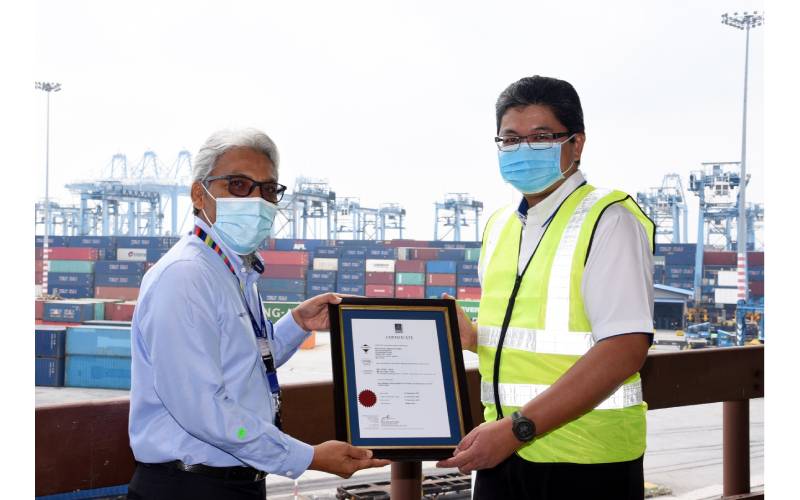 Ketua Pegawai Eksekutif Northport, Datuk Azman Shah Mohd Yusof (kanan) menerima pensijilan ISO 37001:2016 ABMS daripada Pengurus Besar Kanan, Jabatan Pensijilan Sistem Pengurusan SIRIM QAS, Mohd Hamim Imam Mustain pada 23 Disember 2020.