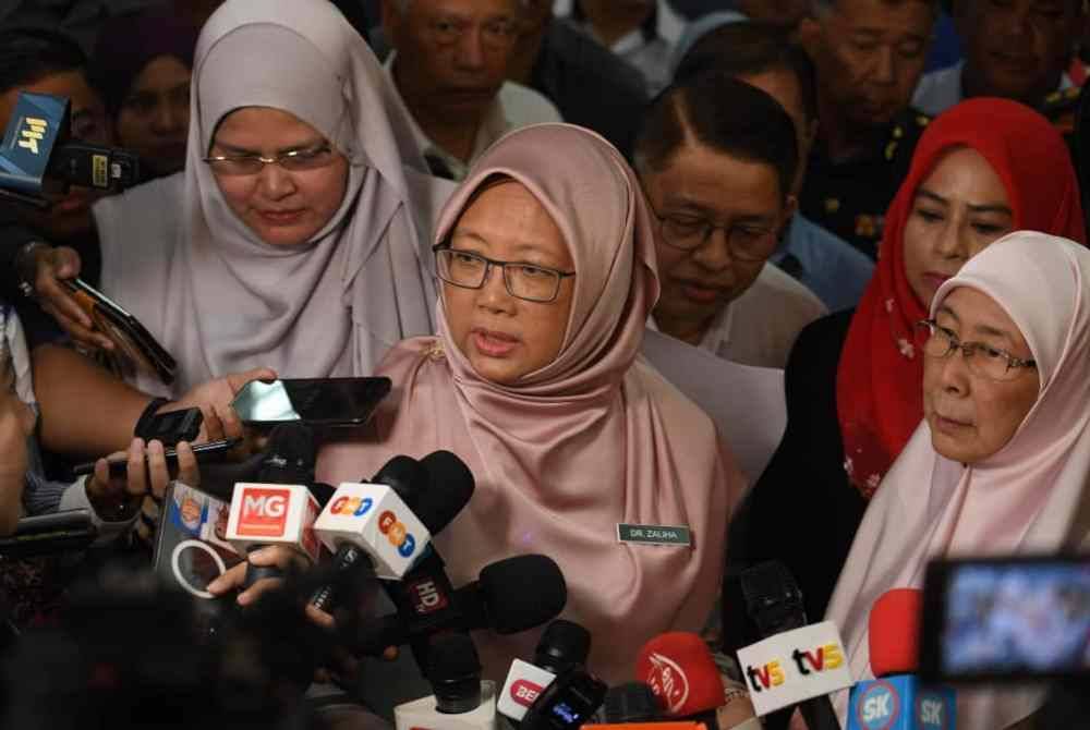 Zaliha (tengah) pada sidang media selepas melawat mangsa kebakaran di PPS SK Sri Cheras, pada Selasa.