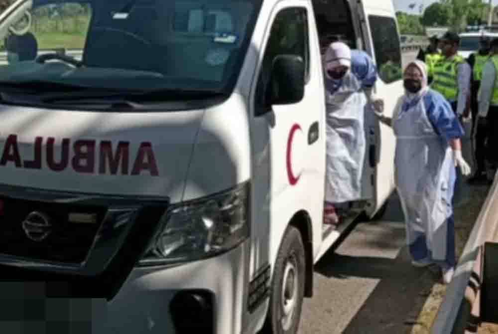 Petugas kesihatan memberi rawatan awal kepada wanita warga Thailand terbabit.