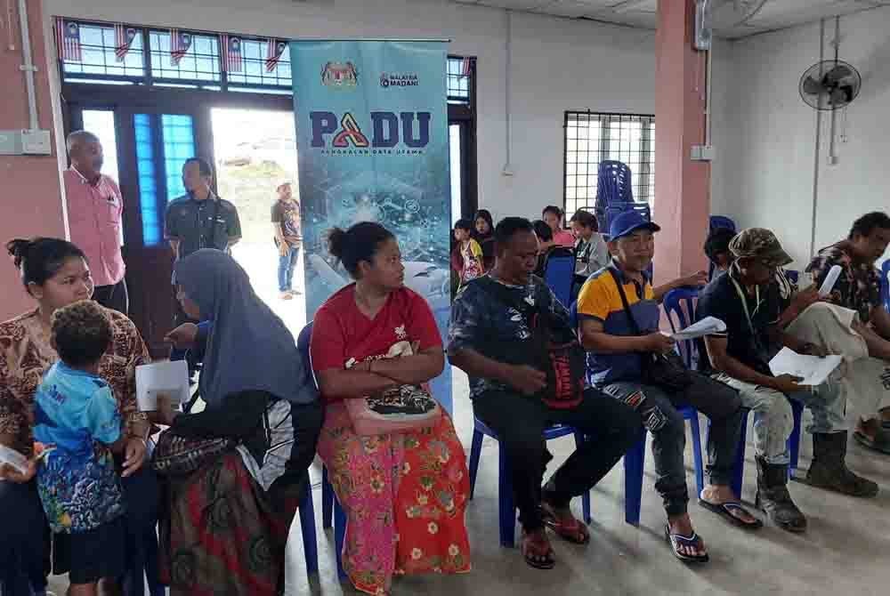 Sebahagian penduduk yang hadir untuk mendaftar akaun dalam PADU di Kampung Orang Asli Sungai Pergam, Kemaman pada Selasa.