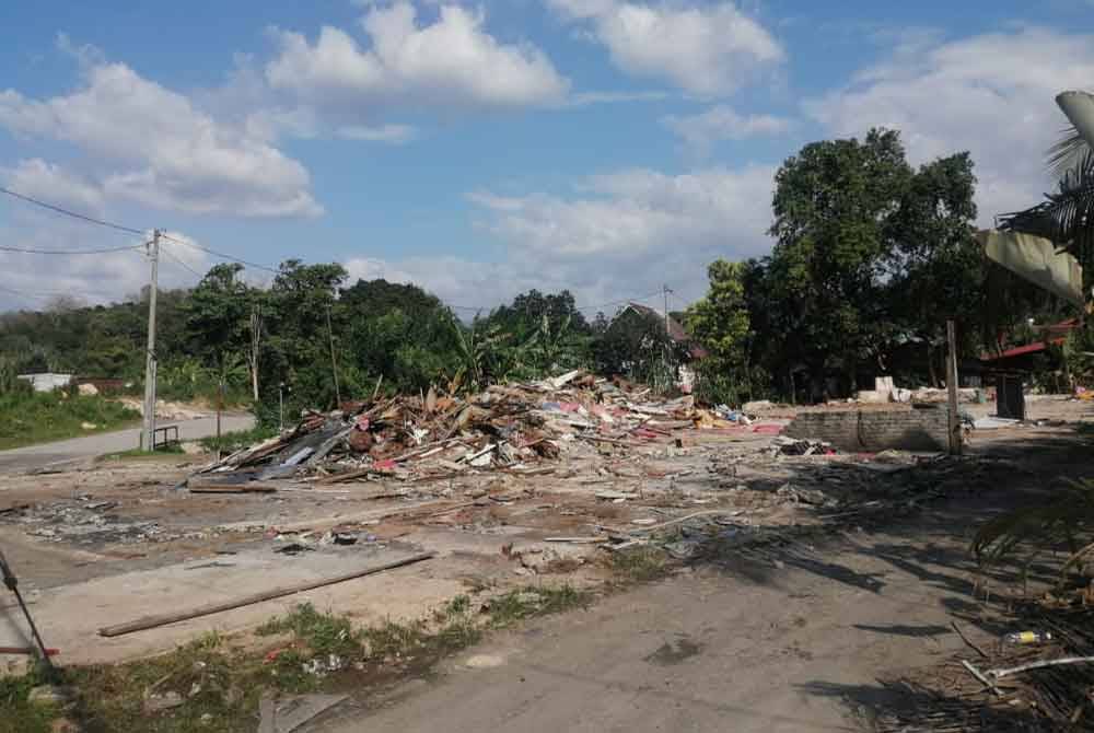 Perobohan struktur atas tanah kerajaan yang sebelum ini merupakan rizab masjid.