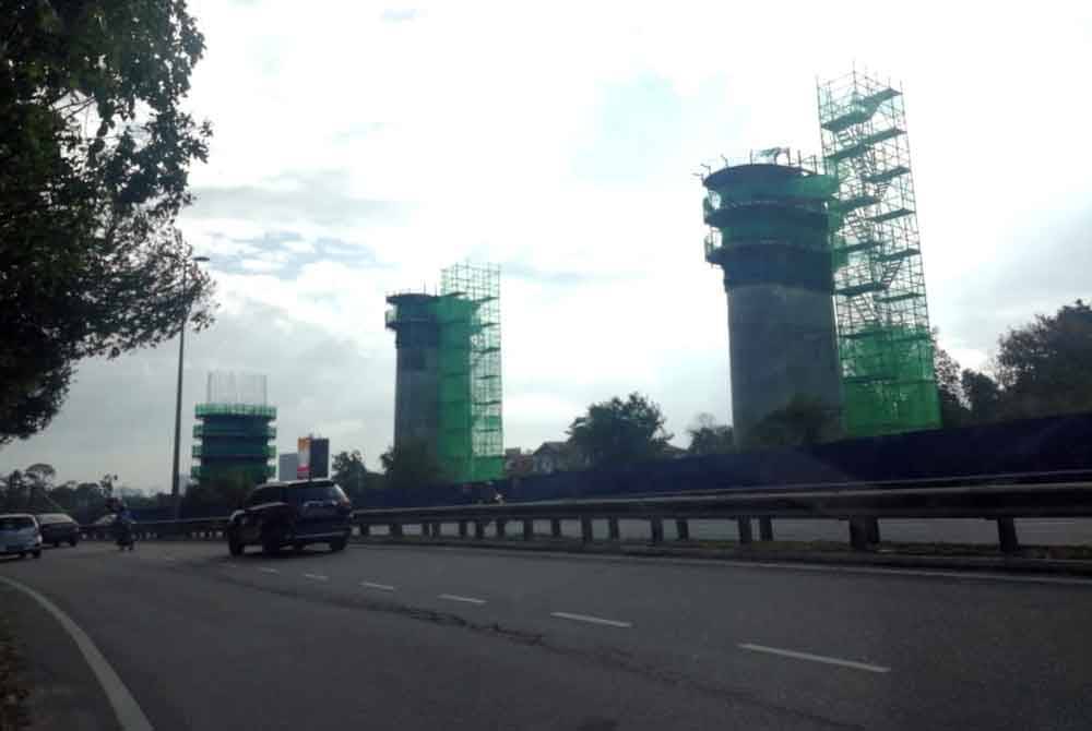 Tiang jajaran ECRL yang telah dipasak di Sungai Chinchin.