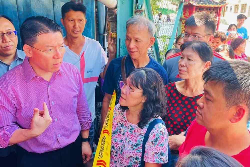 Kor Ming (kiri) ketika melakukan lawatan kerja ke Pasar Pasir Puteh pada Selasa.