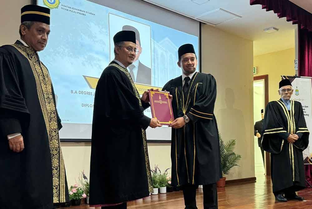 Muhamad Abdul Karim (kiri) dan Wan Salim (kanan) mengiringi Mohamad menyampaikan tauliah kepada salah seorang peguam syarie di Kompleks Mahkamah Syariah Pulau Pinang pada Selasa.