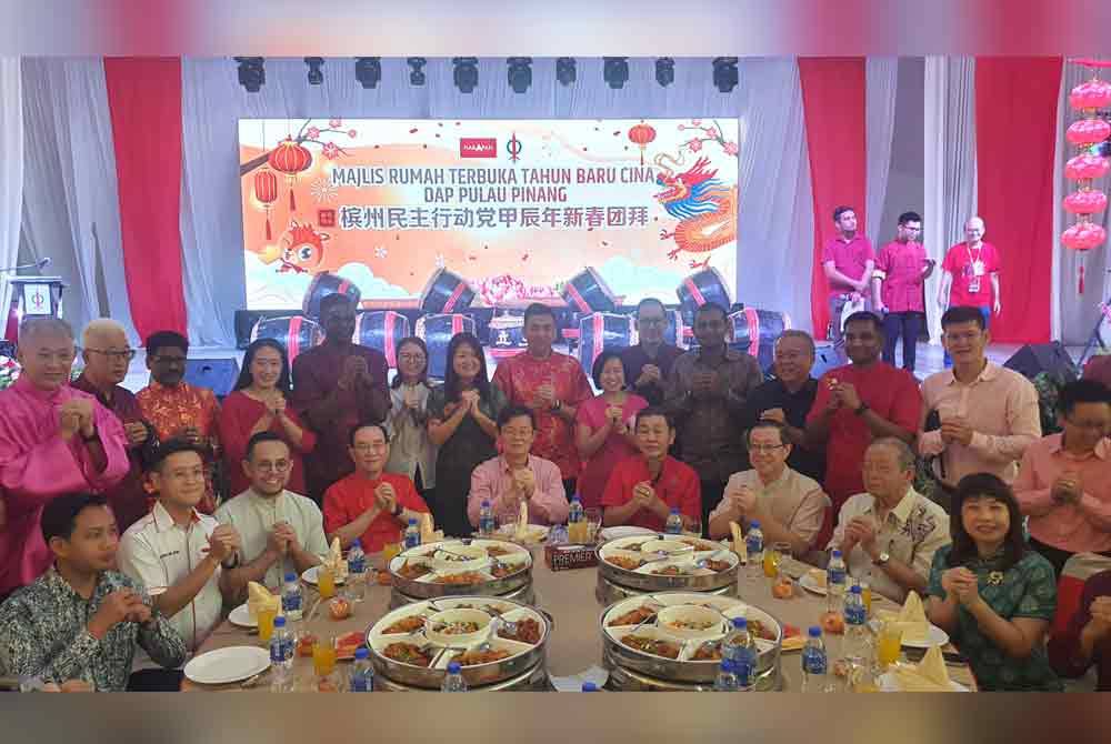 Kon Yeow (tengah) bergambar bersama tetamu jemputan yang hadir pada Majlis Rumah Terbuka Tahun Baharu Cina DAP Pulau Pinang, pada Selasa.