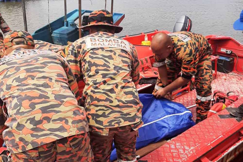 Pasukan bomba membawa keluar mayat kedua yang ditemukan sekitar di Sungai Sempit, Tanjung Batu, Segari pada Selasa. Foto ihsan bomba