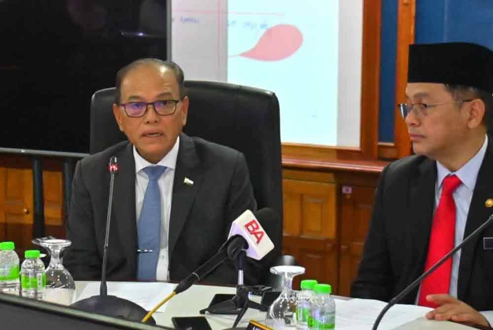 Wan Rosdy (kiri) bersama Mohd Na'im ketika mengadakan sidang akhbar di Wisma Sri Pahang pada Selasa.