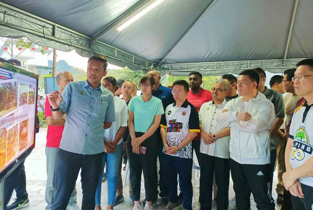 Kor Ming (dua dari kanan) mendengar taklimat berhubung pembangunan landskap persekitaran kehidupan di Taman Woodland dekat Bandar Baru Tambun pada Selasa.