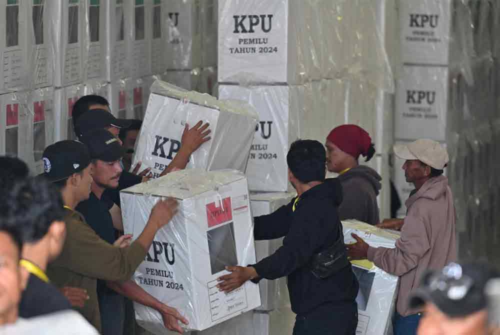 Petugas memunggah kotak undi menjelang Pilihan Raya Presiden (Pilpres) 2024 di Timika, Papua Tengah, Indonesia.