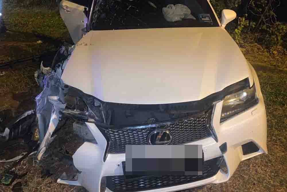 Keadaan kenderaan yang terlibat kemalangan di Kilometer 1 Jalan Sungai Dua ke Air Kuning Selatan berhampiran Masjid Kampung Sungai Dua pada Selasa.
Foto PDRM