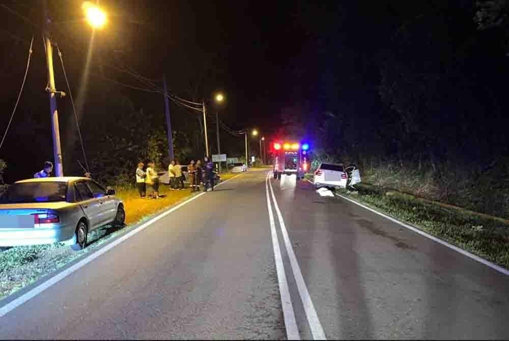 Seorang lelaki warga emas maut selepas kenderaan dinaiki terlibat kemalangan di Kilometer 1 Jalan Sungai Dua ke Air Kuning Selatan berhampiran Masjid Kampung Sungai Dua pada Selasa. Foto PDRM