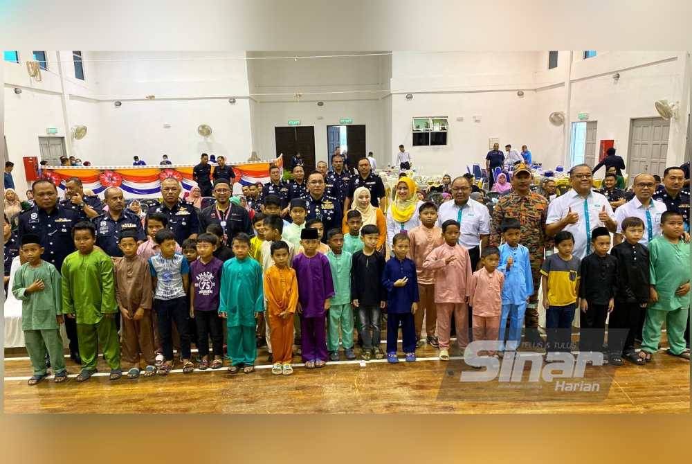 Sebahagian daripada mereka yang menjayakan Majlis Berkhatan anjuran IPD Pasir Mas, BSN, HUSM dan JBPM pada Rabu.
