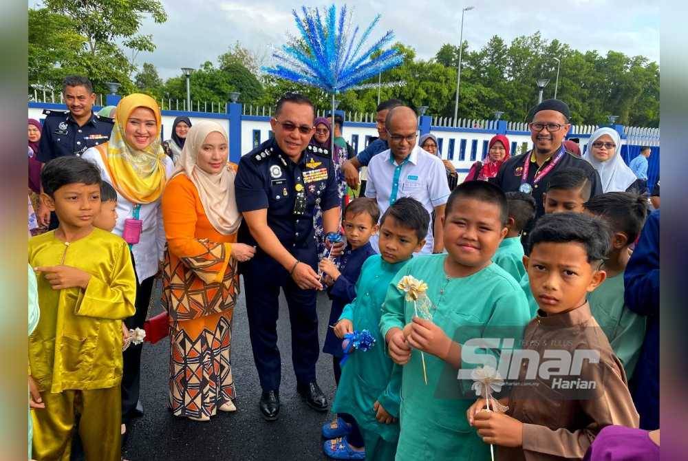 Kama Azural (tengah) mengagihkan bunga telur kepada kanak-kanak yang berkhatan di IPD Pasir Mas pada Rabu.