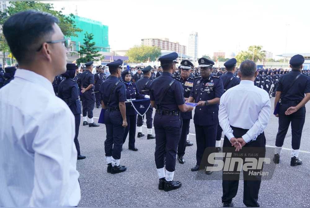Penyampaian sijil penghargaan kepada anggota semasa Perhimpunan Bulanan IPK Kuala Lumpur pada Rabu. Foto Sinar Harian ROSLI TALIB