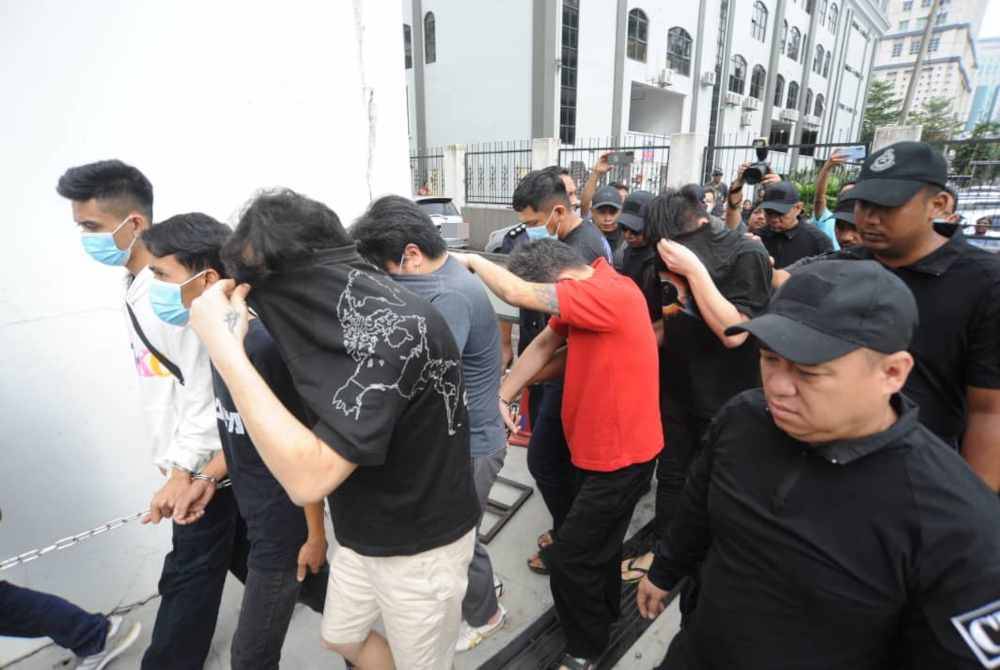 Kesemua tertuduh ketika tiba di Mahkamah Majistret Johor Bahru pada Rabu.