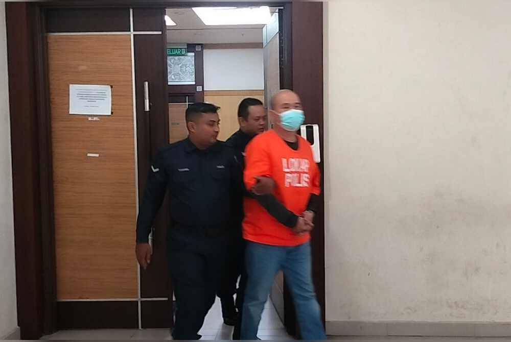 Tertuduh dibawa keluar dari Mahkamah Majistret Muar, pada Rabu selepas mengaku bersalah.