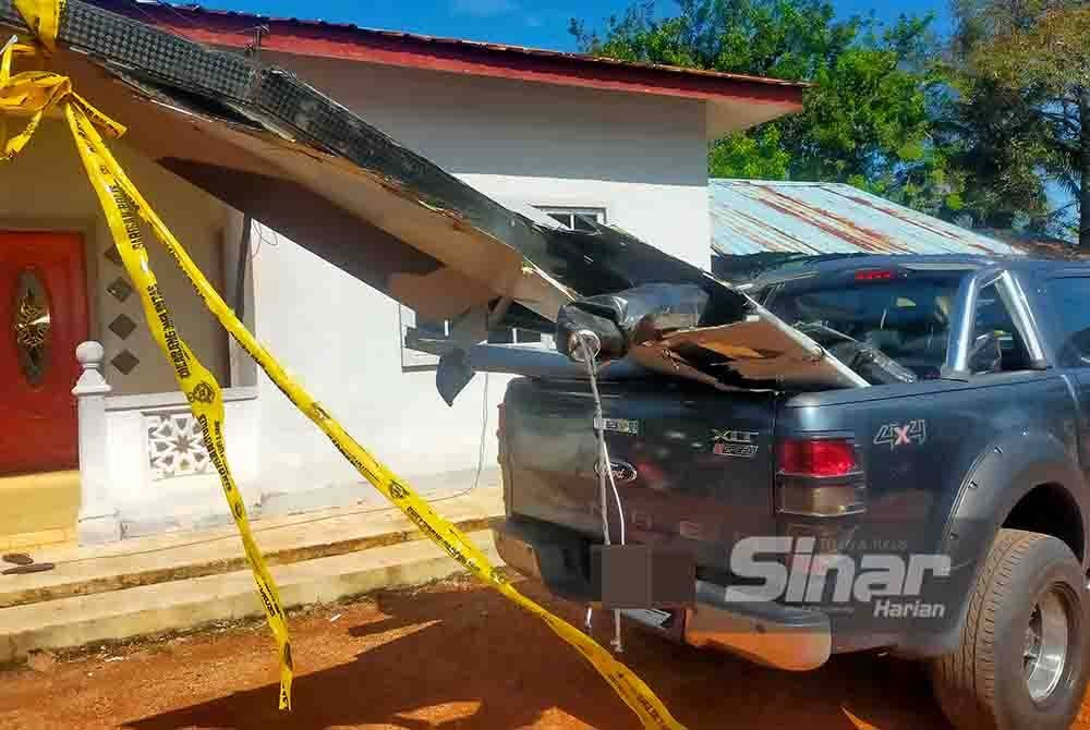 Serpihan pertama bangkai pesawat ringan yang terhempas di Kampung Tok Muda, Kapar, Selangor dibawa keluar pada Rabu. Foto Sinar Harian - HISYAMUDDIN AYUB