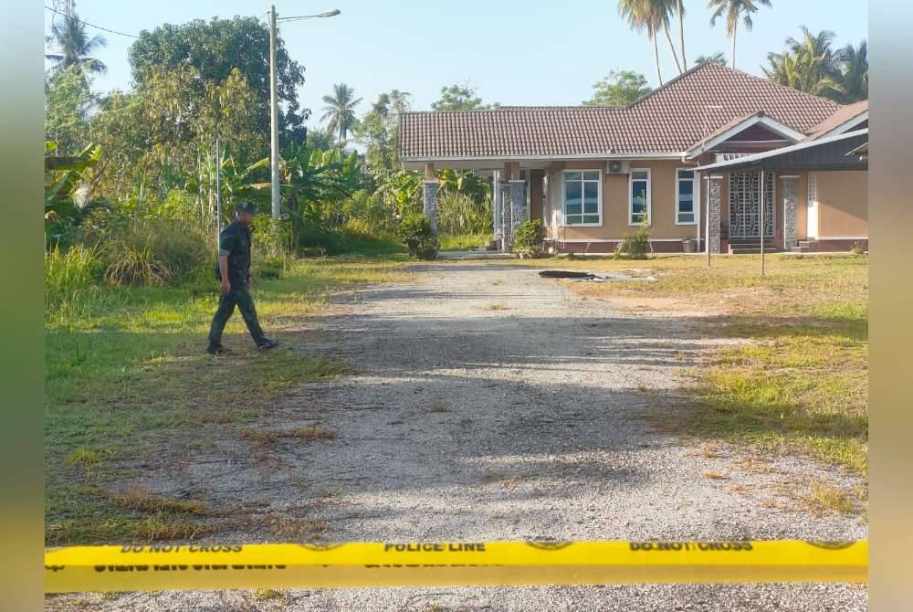 Serpihan sayap bangkai pesawat ringan jatuh di hadapan rumah Roszzaini di Jalan Setia Jaya, Kapar, Selangor.