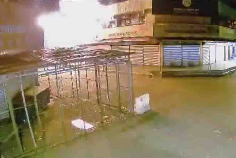 Pancaran api kesan letupan di kedai berkenaan.