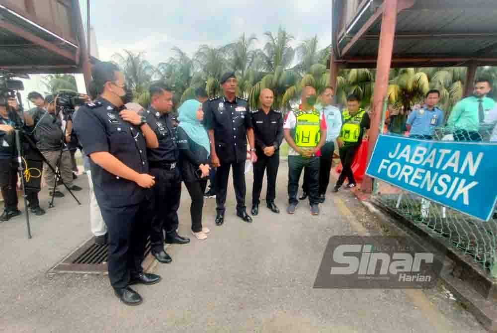 Vijaya Rao (empat kiri) ditemui pemberita selepas proses bedah siasat dan pengecaman mangsa di Jabatan Forensik HTAR Klang selesai dijalankan pada Rabu.