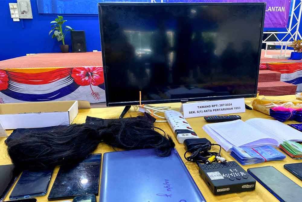 Antara barangan yang dirampas dipercayai terlibat dengan judi laga ayam melalui siaran langsung di televisyen dan telefon di Kampung Beris Kubor Besar, Bachok.