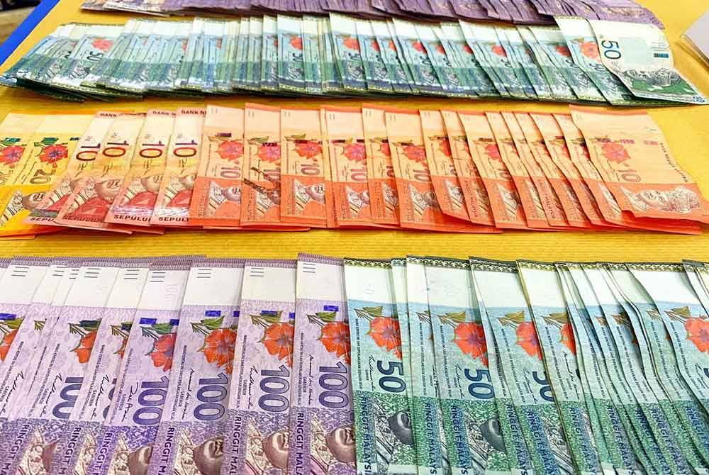 Pada masa sama polis turut merampas wang tunai berjumlah RM14,380.