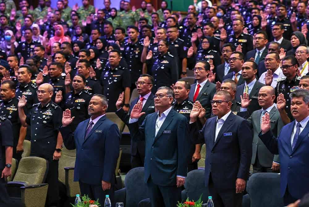 Menteri Dalam Negeri Datuk Seri Saifuddin Nasution Ismail bersama warga kerja kementeriannya melafazkan Ikrar Perkhidmatan Awam semasa majlis Perhimpunan Bulanan Kementerian Dalam Negeri (KDN) pada Rabu. - Foto Bernama