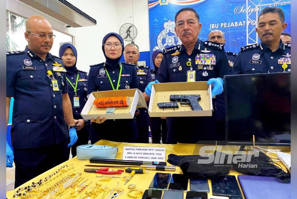 Muhamad Zaki (dua, kanan) menunjukkan pelbagai alatan yang dipercayai digunakan untuk aktiviti pecah rumah.