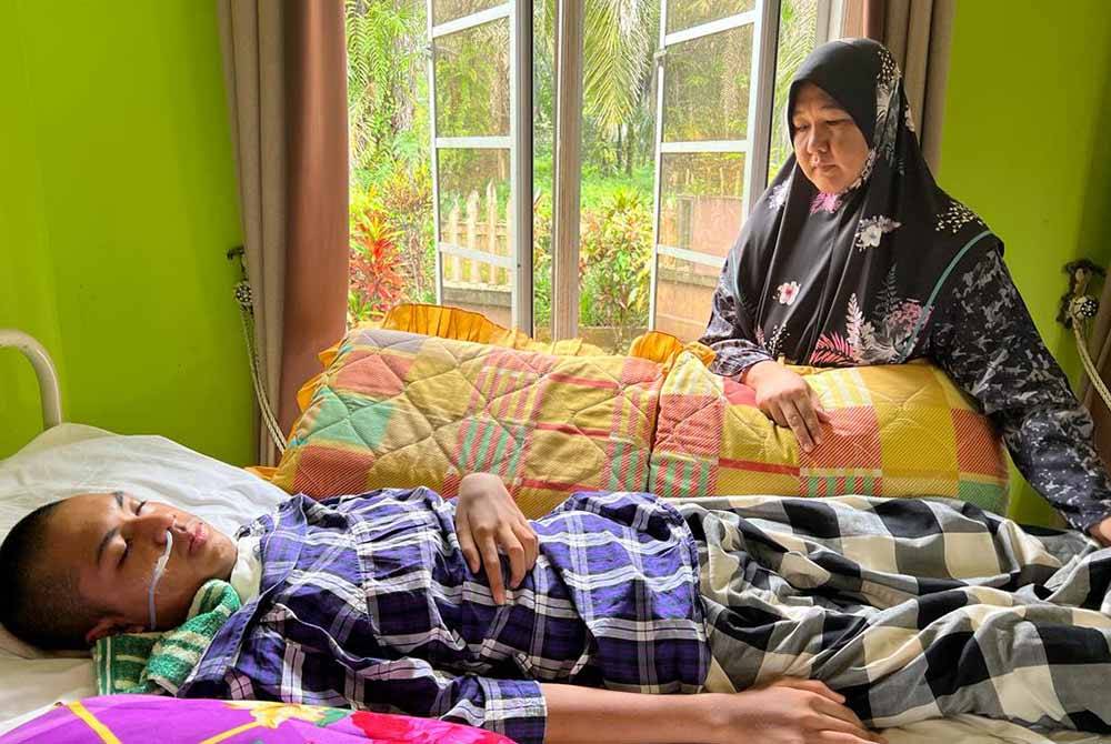 Wan Murni menjaga anaknya yang terlantar sakit