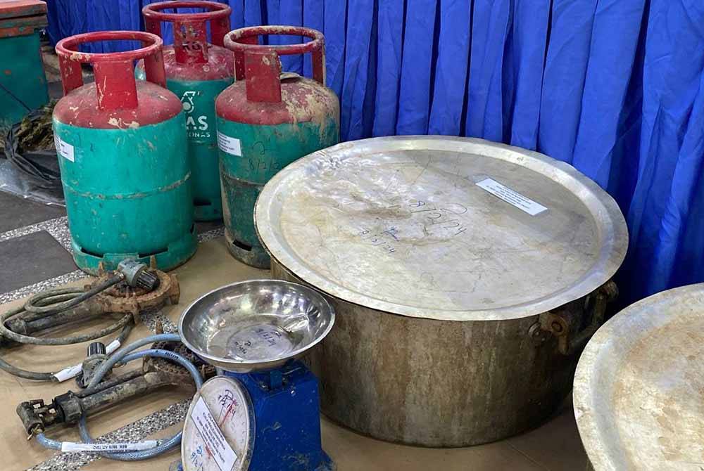 Polis turut merampas alat pemprosesan air ketum seperti tong gas, periuk aluminium, penimbang dan dua unit dapur masak.