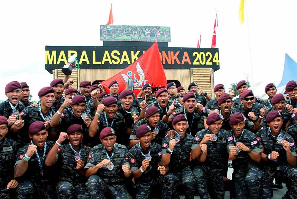 Razarudin(belakang, tengah) bergambar kenangan bersama Juara Ujian Mara Lasak dari Unit Tindakan Khas (UTK) pada Majlis Perasmian Penutupan Ujian Mara Lasak Jabatan KDNKA 2024 di Padang Kawad Markas Briged Utara Pasukan Gerakan Am, Ulu Kinta, hari ini. Foto Bernama