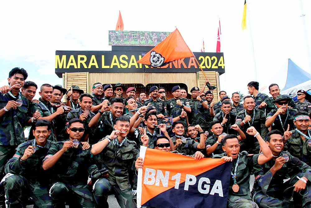 Razarudin (belakang, tengah) bergambar kenangan bersama pemenang tempat ketiga dari Batalion 1 Pasukan Gerakan Am (PGA) Ulu Kinta Perak pada Majlis Perasmian Penutupan Ujian Mara Lasak Jabatan KDNKA 2024 di Padang Kawad Markas Briged Utara Pasukan Gerakan Am, Ulu Kinta. Foto Bernama