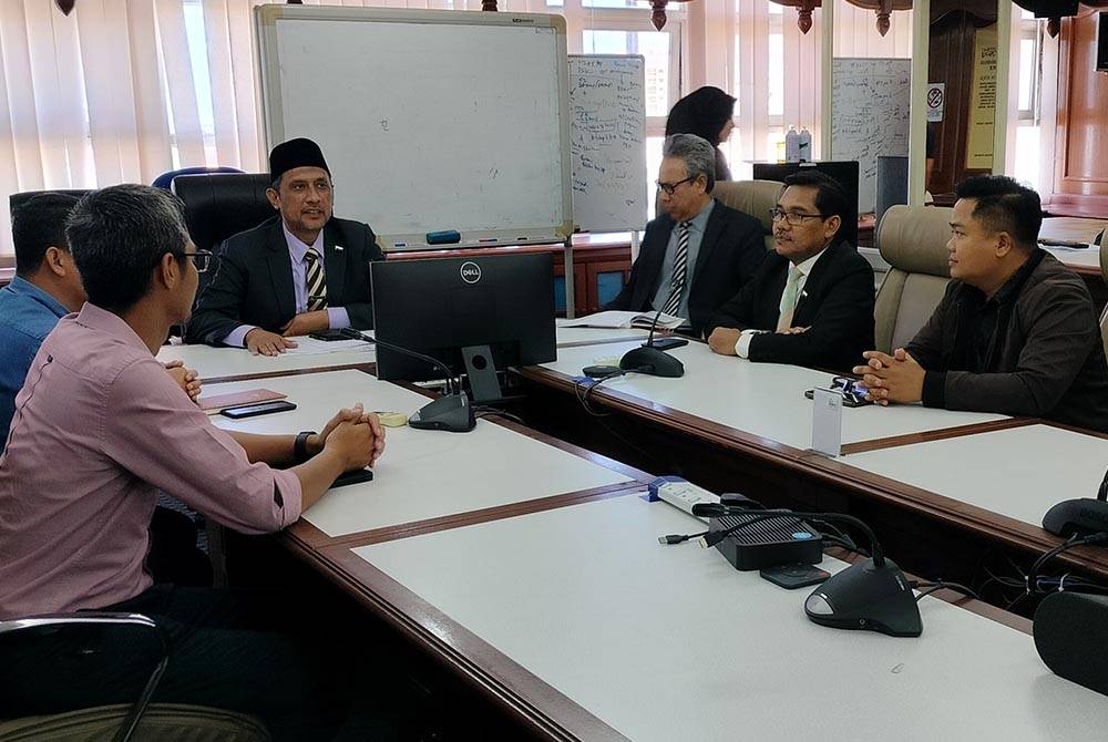 Syed Ibrahim mempengerusikan mesyuarat bersama wakil agensi terlibat di Wisma Sri Pahang di sini pada Rabu.