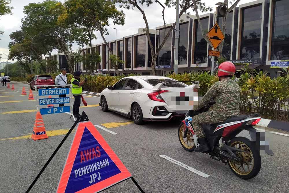 Sekatan jalan raya dibuat bagi memeriksa kenderaan sempena Operasi Khas Bulan Perayaan Tahun 2024.