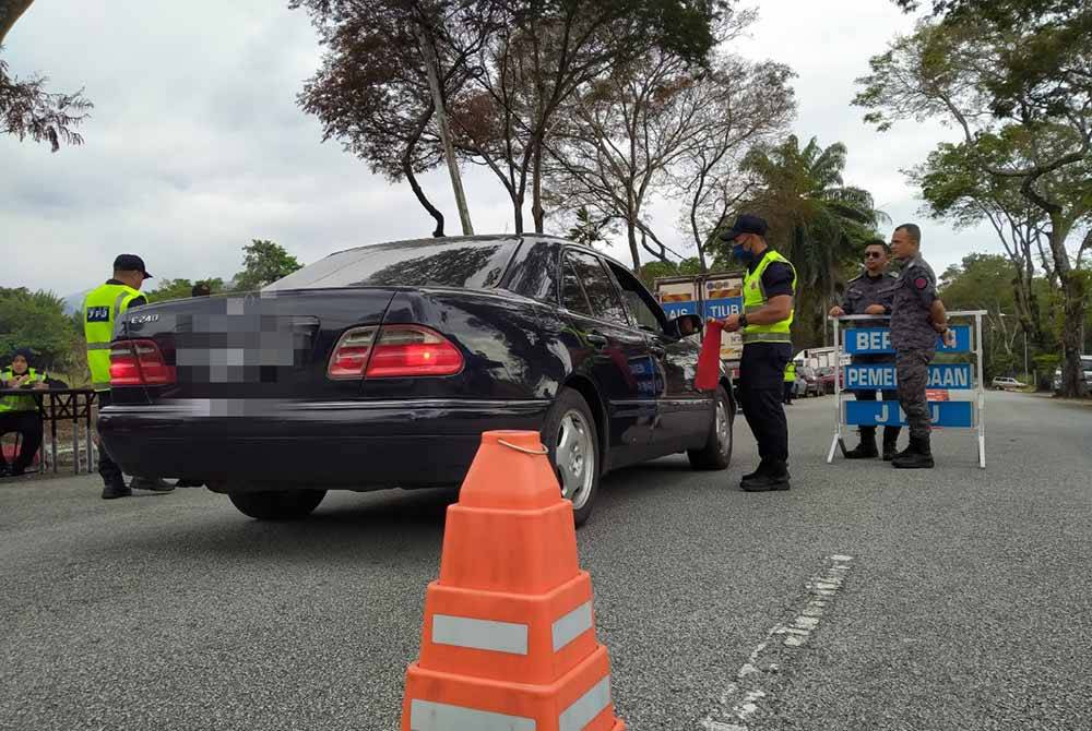 Pegawai JPJ bersama beberapa agensi terlibat memeriksa kenderaan ketika Operasi Khas Bulan Perayaan Tahun 2024.