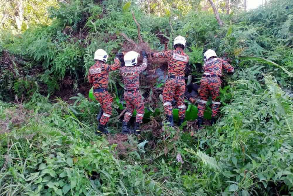 Pasukan bomba melakukan operasi mengeluarkan mangsa yang tersepit dalam kenderaan yang terbabit kemalangan di Jalan SFI, Sipitang.