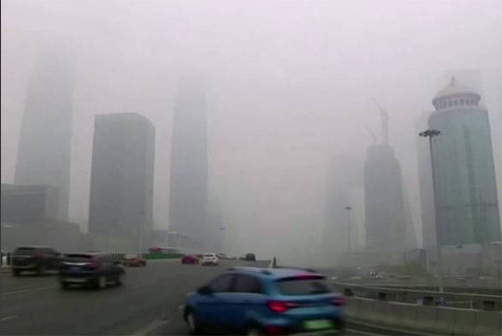 Bangkok disebungi asap tidak sihat dengan zarah PM2.5 melonjak melepasi paras selamat pada 50 ug/m3, mencetuskan kebimbangan kesihatan awam. - Gambar fail/REUTERS