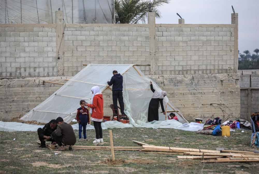 Keluarga Nael Abu Dayya kini terpaksa mendirikan khemah sementara untuk berlindung.