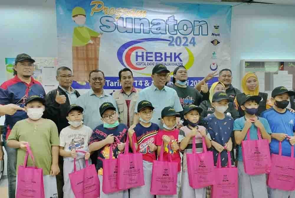 Md Norhalim (lima dari kiri) bersama sembilan daripada 60 kanak-kanak yang menyertai program Sunathon di Hospital Enche Besar Hajjah Khalsom Kluang, pada Khamis