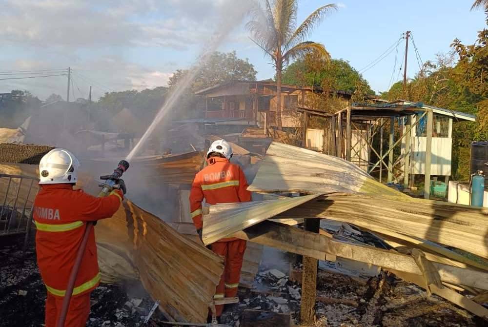 Pasukan bomba berusaha memadamkan kebakaran membabitkan klinik kesihatan dan kuarters di Kampung Tangkarason, Beluran.